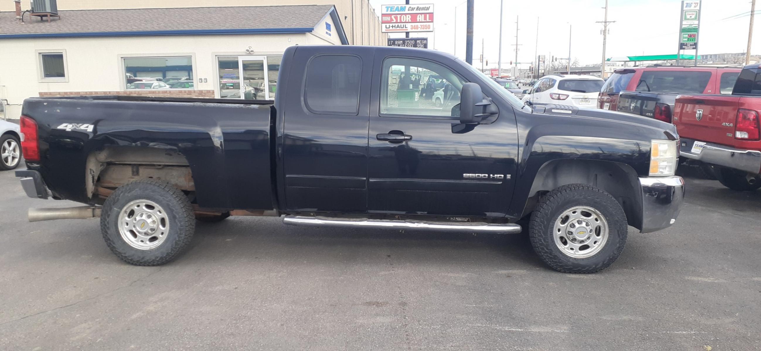 2007 Chevrolet Silverado 2500HD (1GCHK296X7E) , located at 2015 Cambell Street, Rapid City, SD, 57701, (605) 342-8326, 44.066433, -103.191772 - CARFAX AVAILABLE - Photo #4